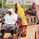 Le président du Nigeria distribue des fauteuils roulants à des personnes en situation de handicap