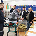 87 yaşındaki Mustafa Amca ambulansla getirildiği okulda oyunu kullandı