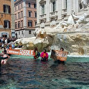 Italie: des militants écologistes noircissent l'eau de la fontaine de Trevi à Rome