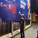 TİP'li Ahmet Şık AK Parti'nin reklam afişlerini spreyle boyayıp tehdit etti