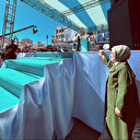 Emine Erdoğan Cumhurbaşkanı Erdoğan'ı miting sahnesinin yanında bekledi
