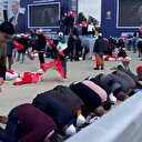 Büyük İstanbul Mitingi için erken saatte alana gelen vatandaşlar cemaat oluşturup namaz kıldı