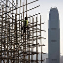 A Hong Kong, des échafaudages en bambou pour construire les gratte-ciels