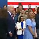 Biden yine garip hareketleriyle gündem oldu