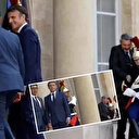 Fransa'da çok konuşulan olay: Yanındaki muhafız sıcaktan bayıldı Macron poz vermeye devam etti