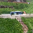 Otobüs göle dönen yoldan geçti beton bariyeri yıkan su evlere hasar verdi