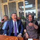 Hatay'a giden Bakan Koca'ya cuma namazı çıkışı sürpriz davet: Çay içmeye evine çağıran depremzedenin ricasını geri çevirmedi