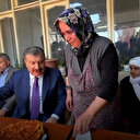 Sağlık Bakanı Koca depremzede kadının çay ve biberli ekmek ikramını geri çevirmedi