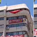 Konya’da bir grup genç LGBT paçavralarının sergilendiği binaya Türk bayrağı astı
