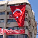 Konya’da bir grup genç LGBT paçavrasının asıldığı binaya Türk bayrağı astı