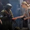 Rus siviller Rostov'da Wagner askerlerine yemek ve su dağıtıyor