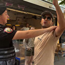 Polisin yürüyüş yapmasına izin vermediği LGBT'li grup vatandaştan da sert tepki görünce dağıldı