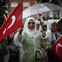 Cumhurbaşkanı Erdoğan'a vatandaşlardan sevgi gösterisi: Karanfillerle karşıladılar