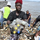 A Abidjan, des initiatives citoyennes face au fléau de la pollution plastique