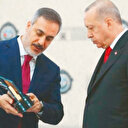 Gizli el artık sahnede