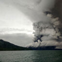 Indonésie: le volcan Anak Krakatoa en éruption, une colonne de cendres de 3 km projetée dans le ciel