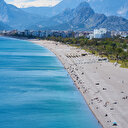 Antalya'da sıcak hava plajlarda yoğunluğun azalmasına neden oldu