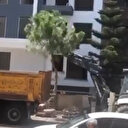 İzmir'de evin manzarasını kapatıyor diye ağacı kestiler 