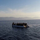 İzmir açıklarında tespit edildi ekipler sevk edildi: Lastik botta çok sayıda düzensiz göçmen yakalandı