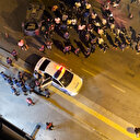 Aşırı hız sonrası kaza yapan araçtakilere mahalleliden saldırı girişimi