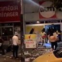 Paris'te yağma sıradan bir olay haline geldi: Göstericiler kapılarını kırdıkları elektronik mağazasını soyup soğana çevirdi