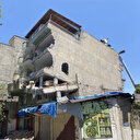 Depremde arkaya eğim alan apartman mahalleliyi tedirgin ediyor