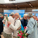 Almanya'da kutsal topraklardan dönen Türk hacılar güllerle karşılandı