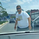Ataşehir’de kucağında çocukla araba kullanan trafik magandası kendisini görüntüleyen sürücünün yolunu kesti