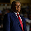 Cerné par les affaires judiciaires, Trump reste l'ultra favori des républicains