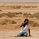 A bout de force, des migrants africains errent dans le désert entre Tunisie et Libye