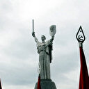 La faucille et le marteau retirés d'une statue géante à Kiev