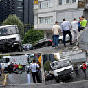 Şişli'de kayganlaşan yolda yokuş aşağı kayan kamyon 7 araca çarptı
