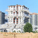 Malatya'da 12 katlı bina saniyeler içinde yerle bir oldu