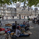 Paris’te çok sayıda göçmen belediye binası önünde kamp kurdu