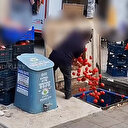 Pendik'te süpermarketten skandal görüntüler: Domatesleri çöpe döktüler