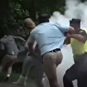 İsveç'te bir kadın Kur'an-ı Kerim yakan adama yangın tüpüyle tepki gösterdi