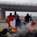 Senegalliler ‘defol bıktık senden’ sloganlarıyla Fransa bayrağını yaktı