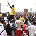 Nijer'de askeri yönetim destekçileri Fransız üssünün önünde toplandı