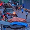 Gabon'da halk yönetime el koyan askerleri selamlıyor