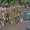 Diyarbakır'da termometreler 48'i gösterdi, çocuklar havuzda serinlemeye çalıştı