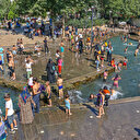 Diyarbakır'da termometreler 48'i gösterdi: Çocuklar havuzda serinlemeye çalıştı