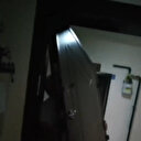 Ev sahibi kiracısının kapısını söktü