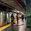 New York'taki Times Meydanı tren istasyonunda hareket halindeki trenden düşen bir kişi hayatını kaybetti