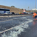 TEM'de otomobile çarpan TIR'daki su şişeleri yola döküldü yoğun trafik oluştu
