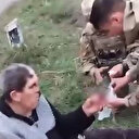 Azerbaycan askerleri Karabağ'da yaşayan bir Ermeni'ye ilk yardımda bulundu
