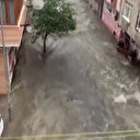 İstanbul'da şiddetli sağanak sonrası sel suları önüne kattığını götürdü