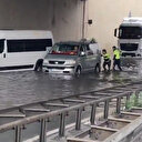Selde mahsur kalan vatandaşların imdadına polis ekipleri yetişti