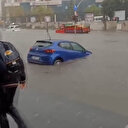 İstanbul'da sağanak yağış: Araçlar sular altında kaldı