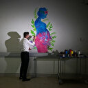 Handicap et emploi: la success story d'un agent de nettoyage turc devenu professeur d'art