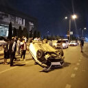 Sürücüsünün makas atarak ilerlediği otomobil kaldırıma çarpıp takla attı